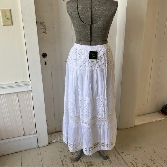 Elegant White Maxi Skirt - Picture 4 of 11